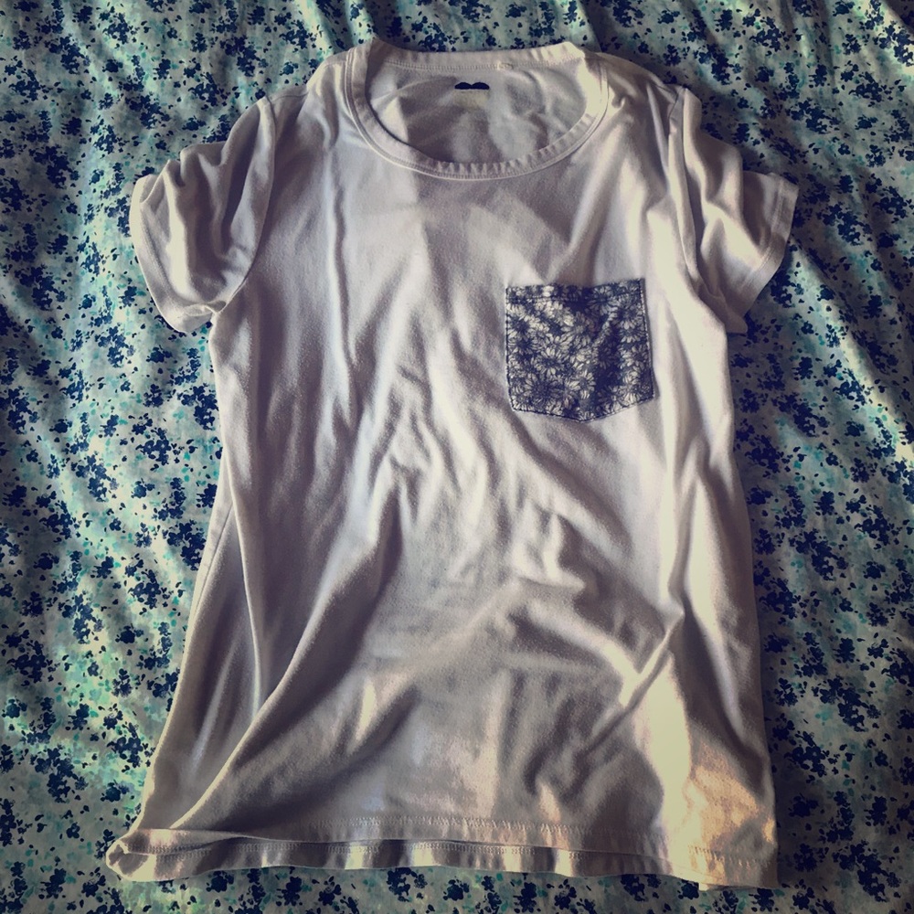 White shirt sleeve T with Floral Pocket